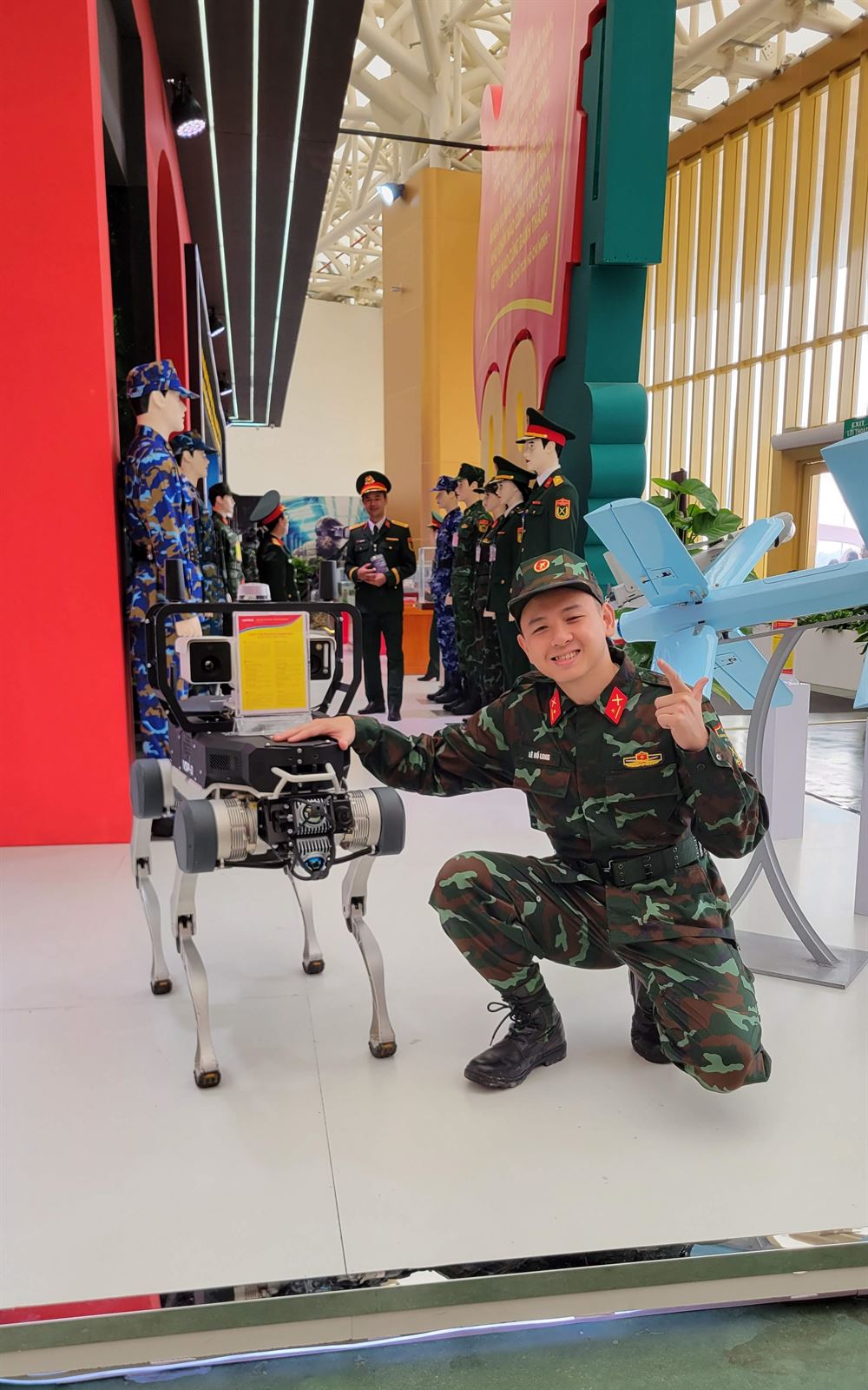 Thành viên BAT Technology trải nghiệm robot bốn chân và UAV tại triển lãm